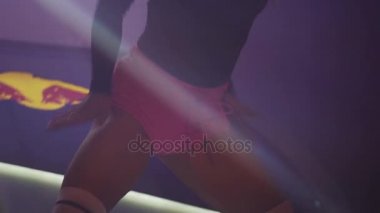 Saint Petersburg, Rusya - 28 Mayıs 2016: Seksi git git kız pembe şort dans gece kulübünde sahnede. Projektör. Parti