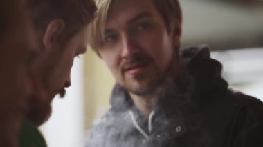 Saint Petersburg, Rusya Federasyonu - 28 Mayıs 2016: Sakallı erkekler Caddesi üzerinde elektronik sigara içmek. Vaper Festivali. Buhar.