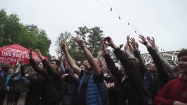 Saint Petersburg, Rusya Federasyonu - 28 Mayıs 2016: İnsanlar sıvı aşamasından elektronik sigara için yakalamak. Olay vapers için.