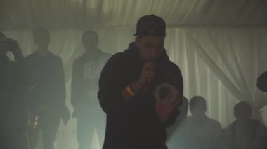 Saint Petersburg, Rusya - 28 Mayıs 2016: Erkekte kap nefes halkaları elektronik sigara buhar. Vaper. Sigara içen.