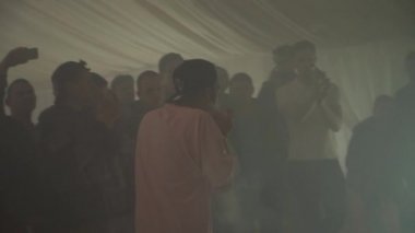 Saint Petersburg, Rusya - 28 Mayıs 2016: Genç çocuk nefes çadırda elektronik sigara buhar. Vaper. Meydan okuma.