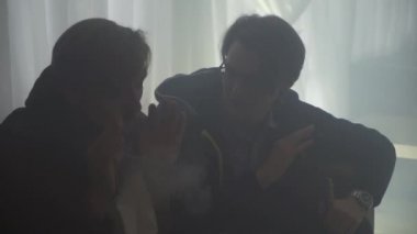 Saint Petersburg, Rusya - 28 Mayıs 2016: Adam nefes bulutları elektronik sigara buhar. Vaper. Sigara içen. Yarışma