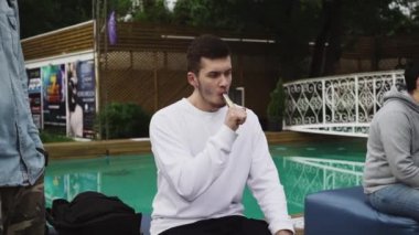 Saint Petersburg, Rusya - 28 Mayıs 2016: Genç çocuk duman elektronik sigara Yüzme Havuzu, sokakta. Vaper. Buhar