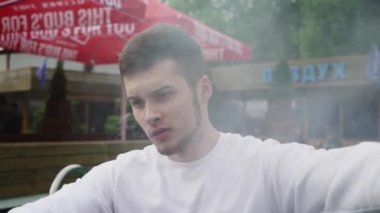 Saint Petersburg, Rusya - 28 Mayıs 2016: Çocuk Yüzme Havuzu, sokakta elektronik sigara buhar nefes. Vaper.