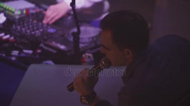Saint Petersburg, Rusya Federasyonu - 28 Mayıs 2016: Adam gece kulübünde sahnede mikrofon konuş. Parti. DJ pikap.