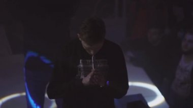 Saint Petersburg, Rusya Federasyonu - 28 Mayıs 2016: İki erkek gece kulübünde elektronik sigara buhar nefes. Meydan okuma. Vaper