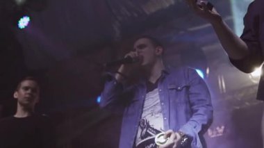 Saint Petersburg, Rusya - 28 Mayıs 2016: Ana bilgisayar vermek ödül erkeklere gece kulübünde sahnede. Vaper Festivali. Projektör. Ödülleri