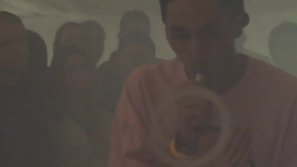 St. Petersburg, Russland - 28. Mai 2016: Mann atmet Ring und Dampfwolke aus elektronischer Zigarette aus. Dampf ab. Menschen — Stockvideo