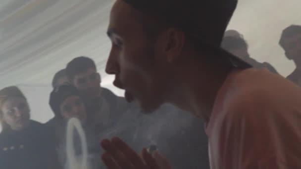 Αγία Πετρούπολη, Ρωσία - 28 Μαΐου 2016: Ο άνθρωπος καπάκι εκπνεύστε δαχτυλίδι ατμό από ηλεκτρονικό τσιγάρο. Ατμιστή. Υποκουλτούρα — Αρχείο Βίντεο