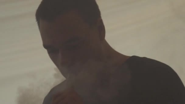 SAINT PETERSBURG, RUSSIA - 28 MAGGIO 2016: L'uomo espira anelli di vapore dalla sigaretta elettronica. Vaper. Fumatore. Festival . — Video Stock