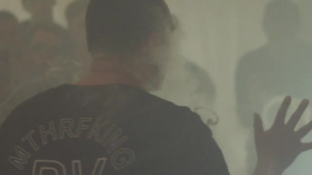 SAN PETERSBURG, RUSIA - 28 DE MAYO DE 2016: Parte posterior del hombre exhala vapor del cigarrillo electrónico. Vaper. Fumador. Gente . — Vídeo de stock