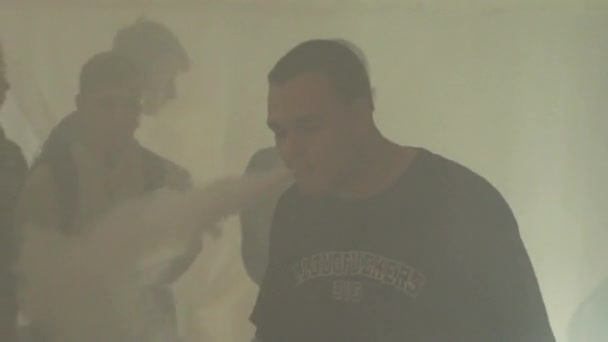 Saint petersburg, russland - 28. Mai 2016: Mann atmet Dampfwolken aus elektronischer Zigarette aus. Dampflokfest. Menschen. — Stockvideo