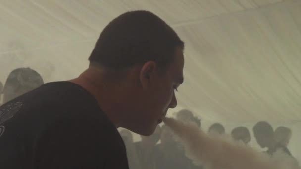 SAINT PETERSBURG, RUSSIA - 28 MAGGIO 2016: L'uomo espira vapore dalla sigaretta elettronica. Vaper. Fumatore. Gente. Sfida . — Video Stock