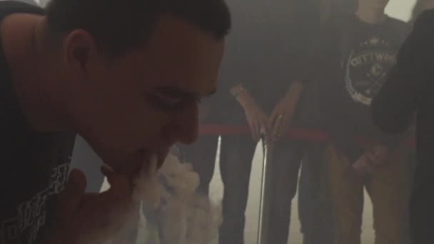 Saint petersburg, russland - 28. mai 2016: mann atmet manu dampfwolken aus elektronischer zigarette aus. Dampf ab. Raucher. Menschen — Stockvideo