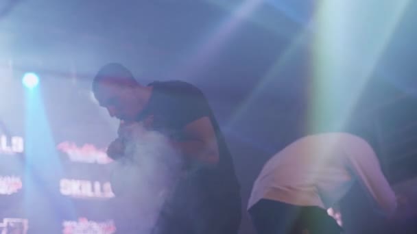 SAN PETERSBURG, RUSIA - 28 DE MAYO DE 2016: Dos hombres exhalan vapor del cigarrillo electrónico. Vapers. Concurso en discoteca . — Vídeos de Stock