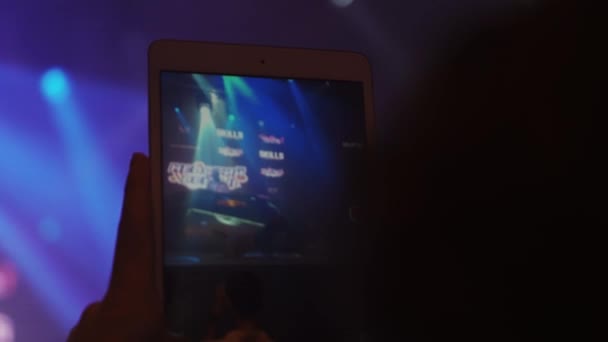 Αγία Πετρούπολη, Ρωσία - 28 Μαΐου 2016: Άνθρωπος σουτ στο tablet go go κορίτσι χορό στη σκηνή στο νυχτερινό κέντρο διασκέδασης. DJ στο πικάπ. — Αρχείο Βίντεο