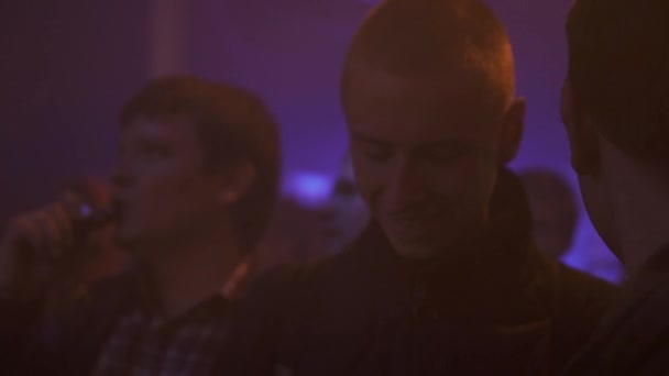 SAINT PETERSBURG, RUSSIA - 28 MAGGIO 2016: Gruppo di ragazzi in discoteca. Festival dei Vapers. Fumare sigaretta elettronica. Vapore — Video Stock