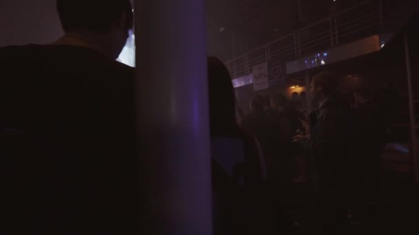 Sint-Petersburg, Rusland - 28 mei 2016: Vapers partij in nachtclub. MC en dj presteren op het podium. Schijnwerpers. Menigte. Stoom — Stockvideo