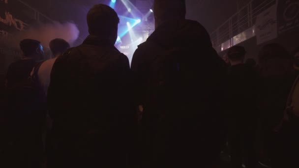 Saint petersburg, russland - 28. mai 2016: people on vapers party in disco. mc und dj auf der Bühne. Scheinwerfer. Dampf. — Stockvideo