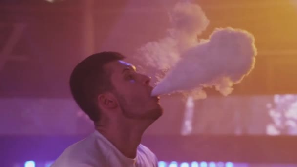 나이트 클럽에서 전자 담배에서 상트페테르부르크, 러시아-5 월 28 일, 2016: Vaper 내 쉬고 많은 증기 파티입니다. 스포트 라이트 — 비디오