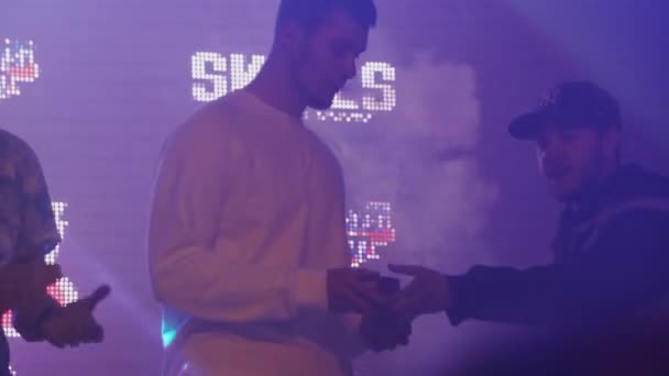SAINT PETERSBURG, RUSSIA - MAY 28, 2016: Host give prizes to vapers on stage in nightclub. Spotlights. Contest. Festival — Stock Video