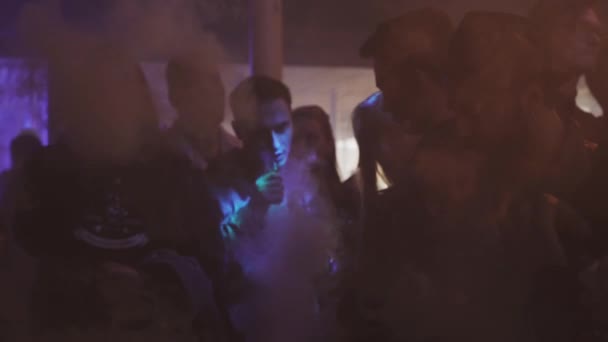 SAN PETERSBURG, RUSIA - 28 DE MAYO DE 2016: Chicos jóvenes de fiesta en discoteca. Fumar cigarrillo electrónico. Vapers. Vapor — Vídeos de Stock