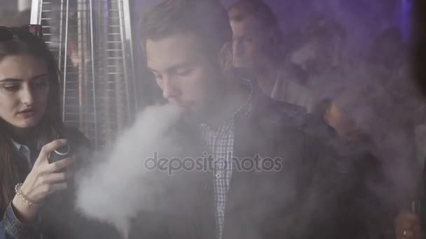 SAINT PETERSBURG, RÚSSIA - 28 de maio de 2016: O homem exala muito vapor do cigarro eletrônico na rua. Festival Vaper . — Vídeo de Stock