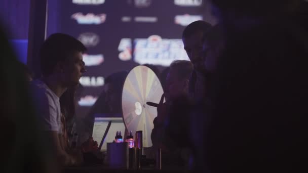 SAINT PETERSBURG, RUSSIA - 28 Mei 2016: Pria tinggal di stand dengan rokok elektronik di klub malam. Vapers. Lampu sorot — Stok Video
