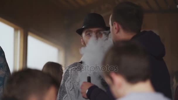 СЕНТ-ПЕТЕРБУРГ, РОССИЯ - 28 мая 2016 года: Взрослые мужчины курят электронную сигарету на улице. Фестиваль Vaper. Пар. Люди — стоковое видео