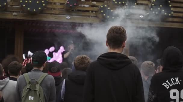SAINT PETERSBURG, RUSSIA - MAJ 28, 2016: Folk bliver på gaden i front. Festivaler. Publikum. Damp. Værtsland . – Stock-video