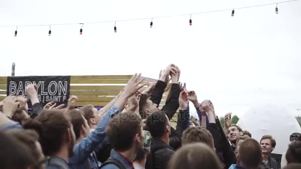 SAN PETERSBURG, RUSIA - 28 DE MAYO DE 2016: La gente atrapa objetos desde el escenario. Evento. Festival en primera línea de mar. Público — Vídeo de stock