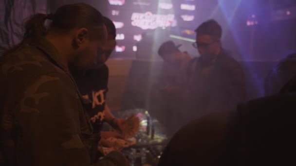 SAN PETERSBURG, RUSIA - 28 DE MAYO DE 2016: Los hombres cuentan el dinero en el stand con cigarrillos electrónicos en el club nocturno. Vapers. Vapor — Vídeos de Stock
