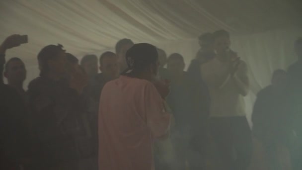 SAINT PETERSBURG, RUSSIA - 28 MAGGIO 2016: Il giovane espira vapore dalla sigaretta elettronica in tenda. Vaper. Sfida . — Video Stock