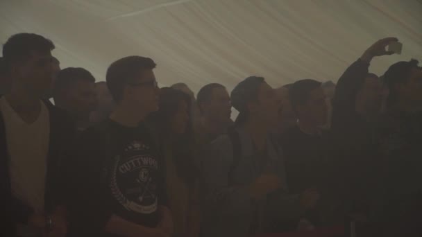 SAINT PETERSBURG, RUSSIA - 28 MAGGIO 2016: Il ragazzo applaude tra gli altri. Festival dei Vapers. Vapore. Sfida. Emozione — Video Stock