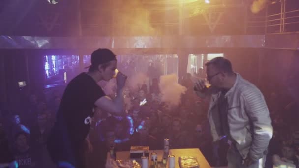 Sint-Petersburg, Rusland - 28 mei 2016: Man en jongen drink bier op snelheid op het podium van de nachtclub. Stoom. Vapers. Wedstrijd — Stockvideo