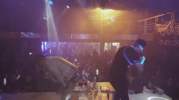 Saint petersburg, russland - 28. Mai 2016: Mann und Junge atmen in Nachtclub Dampf aus elektronischer Zigarette aus. Wettbewerb. Menschen — Stockvideo