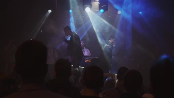 SAINT PETERSBURG, RUSSIA - 28 MAGGIO 2016: Gli uomini espirano vapore dalla sigaretta elettronica in discoteca. Concorso. Sfida — Video Stock