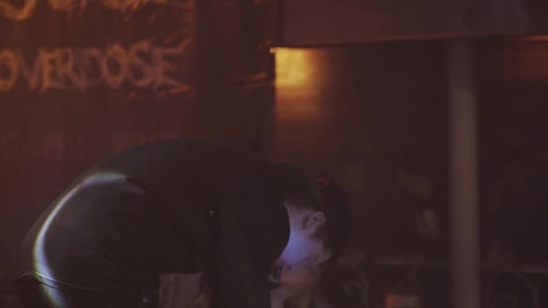 サンクトペテルブルク, ロシア連邦 - 2016 年 5 月 28 日: 少年息を蒸気ナイトクラブでのステージ上の電子タバコから。コンテスト. — ストック動画