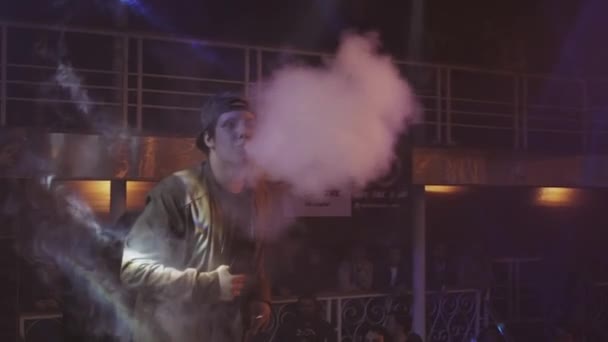 Sankt Petersburg, Ryssland - 28 maj, 2016: Andas pojkar ut ånga från elektronisk cigarett på scenen av nattklubb. Tävling. — Stockvideo