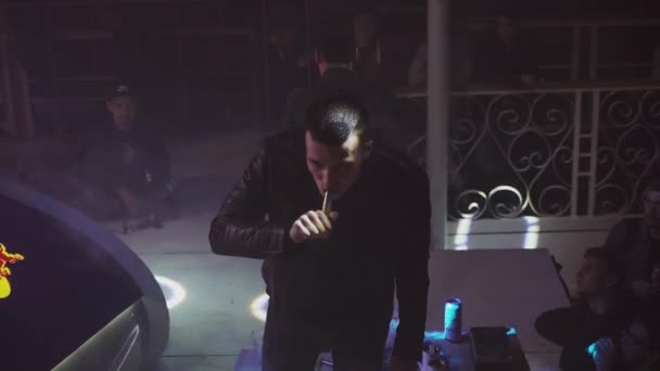 SAINT PETERSBURG, RUSSIE - 28 MAI 2016 : Les hommes respirent la vapeur de la cigarette électronique dans une boîte de nuit. Défi. Caméraman — Video