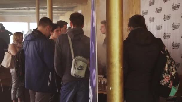 SAINT PETERSBURG, RÚSSIA - MAIO 28, 2016: Meninos shoose líquido para cigarros eletrônicos ficar na loja. Vape. Festival . — Vídeo de Stock