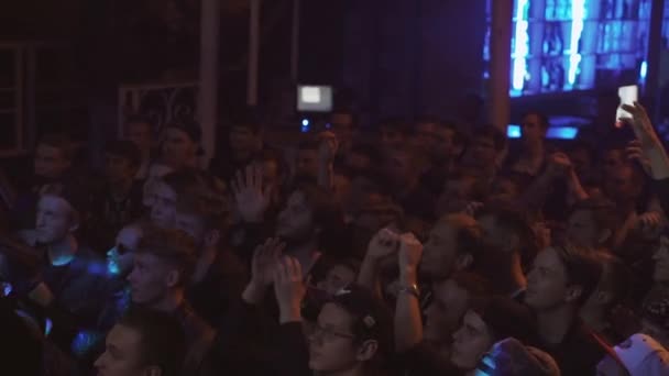 SAINT PETERSBURG, RUSSIA - 28 MAGGIO 2016: Il pubblico cattura liquidi per sigarette elettroniche in discoteca. Festival del Vaper . — Video Stock