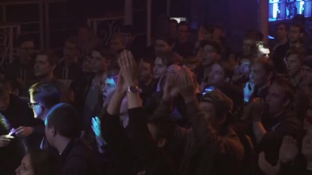 SAINT PETERSBURG, RUSSIA - 28 MAGGIO 2016: La gente applaude alla festa in discoteca. Festival dei Vaper. I riflettori. Acclamazioni — Video Stock