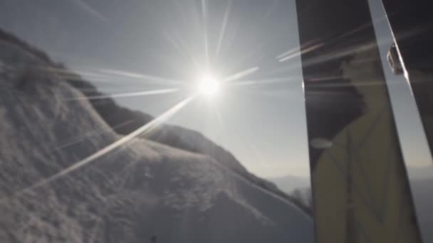 Vue du soleil éclatant depuis la fenêtre du téléski de la station de ski. Les sommets des montagnes . — Video