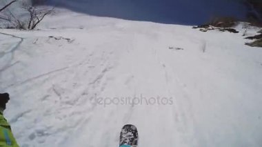 Snowboard backcountry karlı dağın tepesinden binmek. Yüksek hız. Tehlikeli