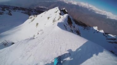 Snowboard backcountry karlı dağın tepesinden binmek. Tehlikeli. Aşırı