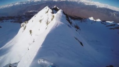 Freestyle snowboard ride karlı dağın tepesinden. Yüksek hız. Backcountry