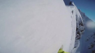 Snowboard karlı dağın tepesinde kalk. Aşırı. Pro kamera baş üzerinde gitmek. Güneş