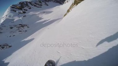 Snowboard backcountry karlı dağın tepesinden binmek. Güneşli bir gün. Hız