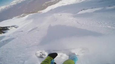 Snowboard backcountry dağın tepesinden binmek. Güneşli bir gün. Sprey kar